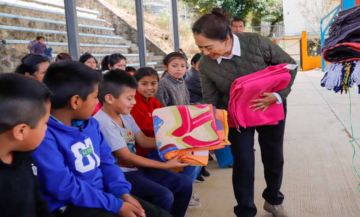 Entrega DIF Oaxaca ropa abrigadora en la Sierra Sur