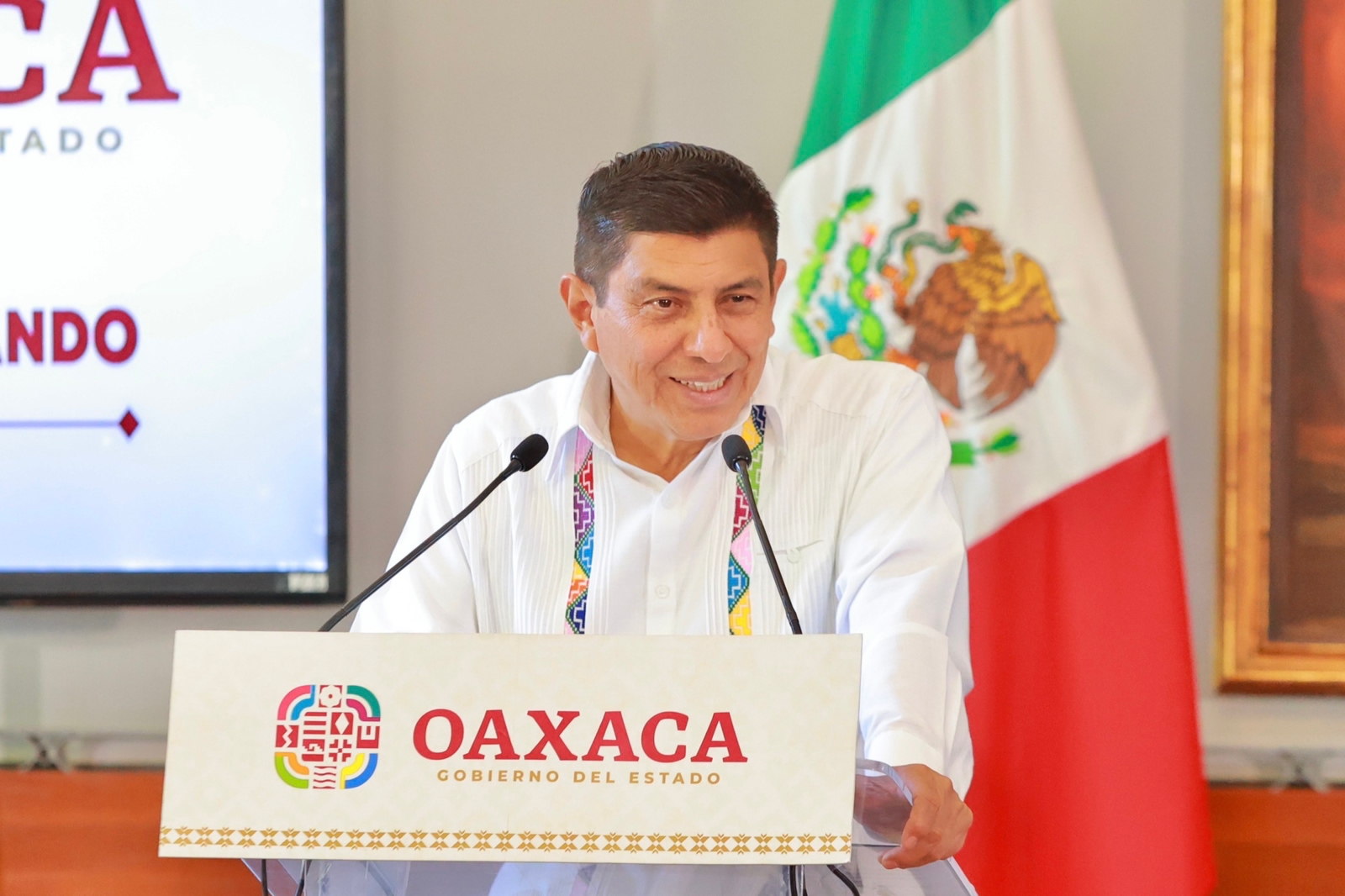 El Gobernador del Estado, Salomón Jara Cruz, anunció la estrategia para erradicar el analfabetismo en Oaxaca en los seis años de su gobierno