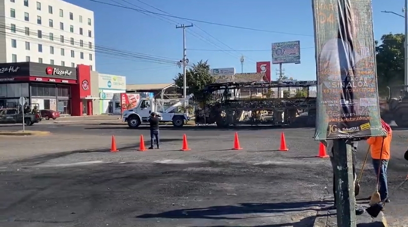 Autoridades de Sinaloa retiran coches y camiones que fueron robados e incendiados durante la detención de Ovidio Guzmán.