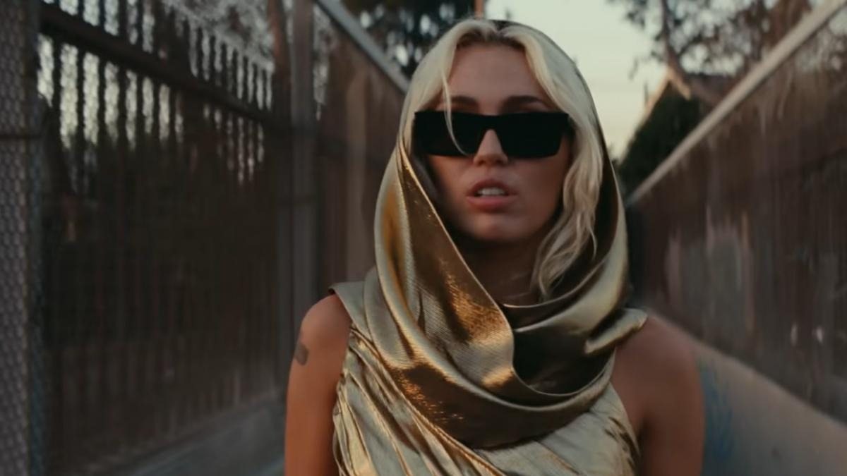 “Flowers” de Miley Cyrus le roba el primer lugar a Shakira