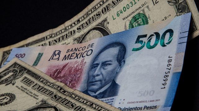Peso cotiza debajo de las 19 unidades por dólar, nivel no visto en casi tres años