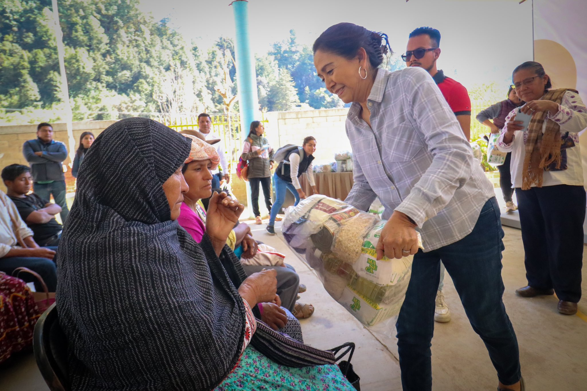 Entrega Irma Bolaños alimentos de la canasta básica a casas hogar del Sistema DIF