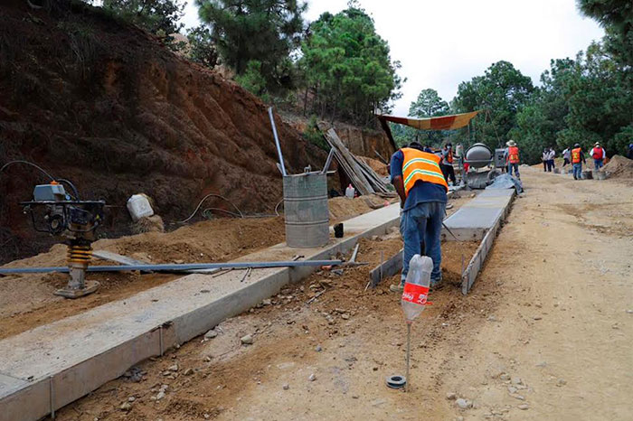 Proyecta Gobierno de Oaxaca beneficiar con pavimento a más de mil localidades