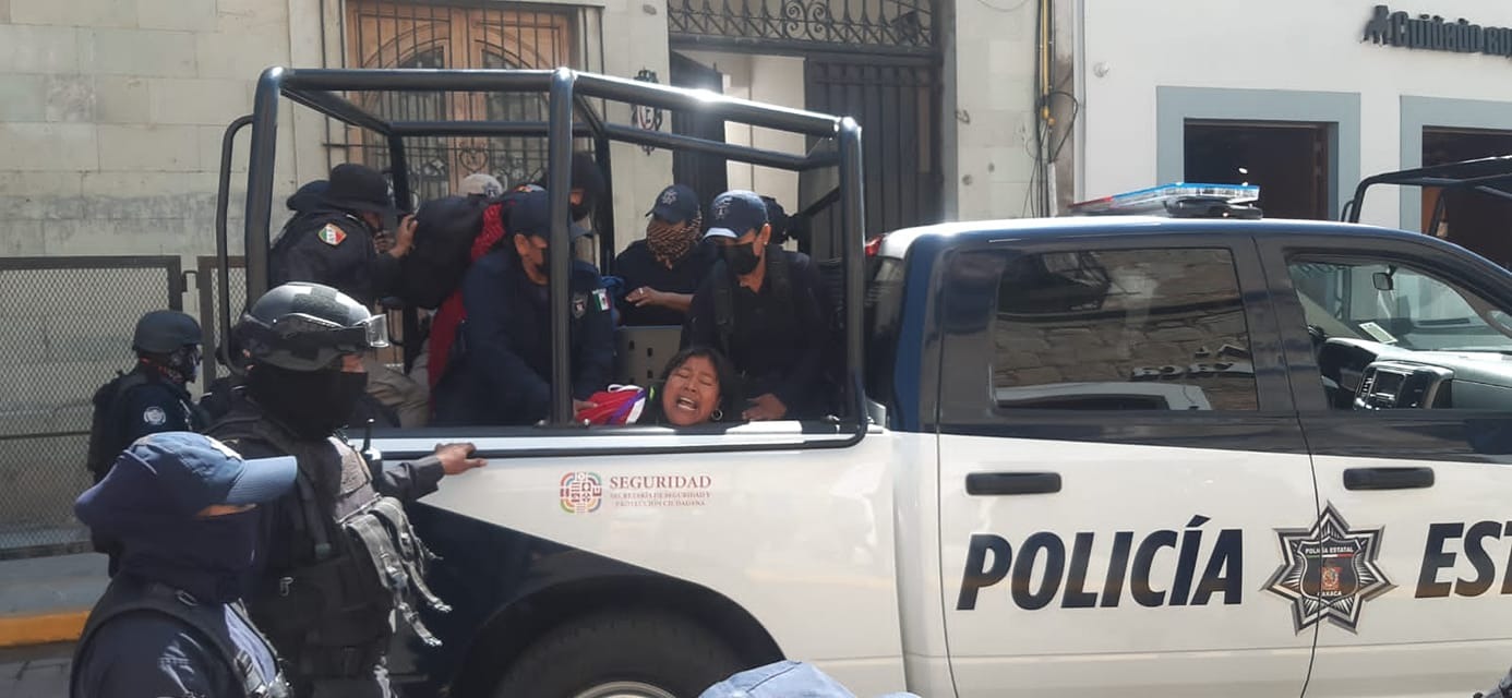 RETIRAN A LÍDER TRIQUI DEL PALACIO DE GOBIERNO