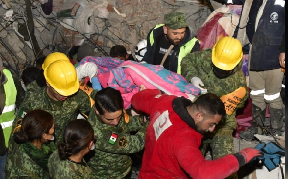 Brigadistas mexicanos en Turquía han rescatado a tres personas tras sismo: Sedena