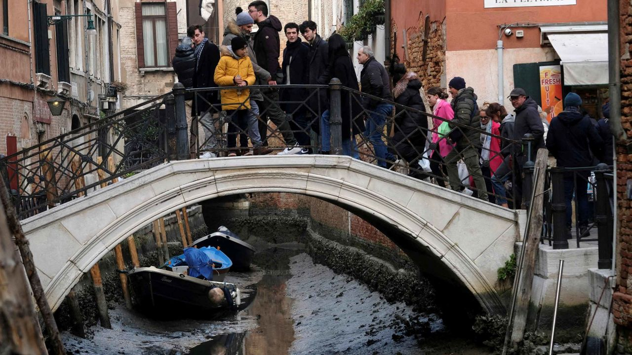 SE SECAN LOS CANALES DE VENECIA EN MEDIO DE TEMORES A UNA NUEVA SEQUÍA EN ITALIA