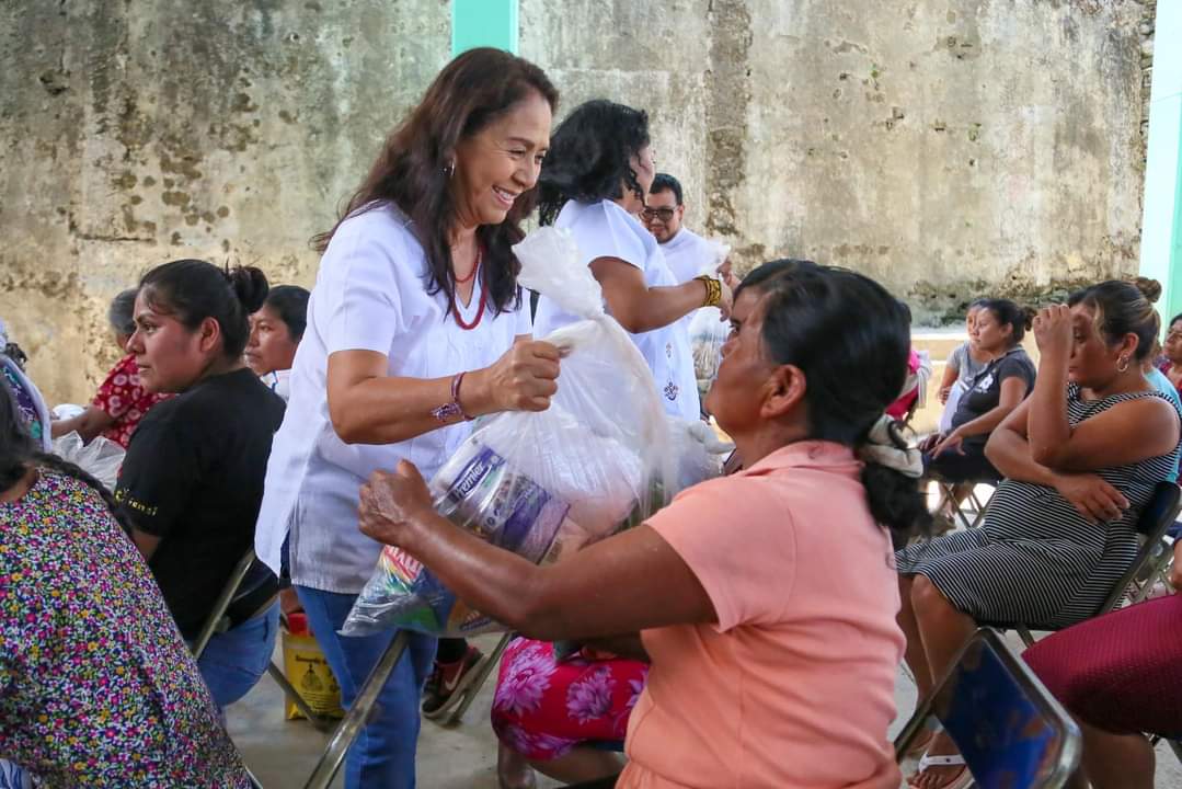 Regresa Irma Bolaños a entregar dotaciones alimentarias a la población de la Sierra Juárez