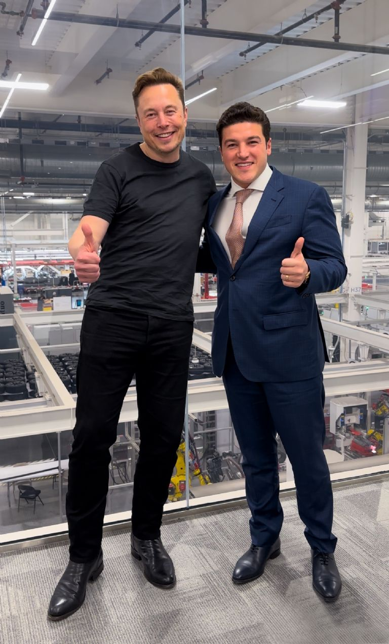Samuel García prevé al menos 35 mil empleos con llegada de Tesla a Nuevo León.