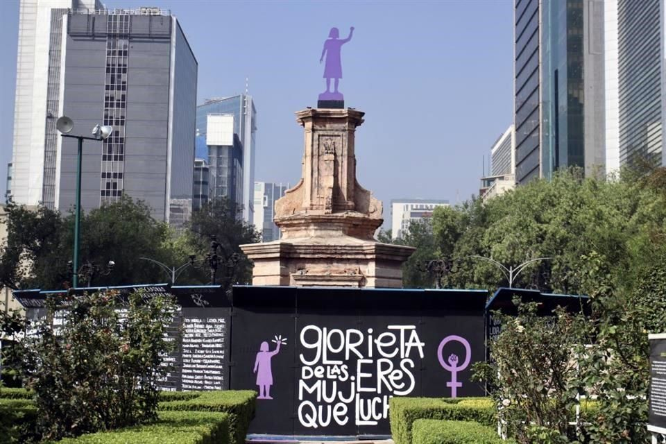 Llama Sheinbaum “racistas y clasistas” a feministas que defienden Glorieta de Mujeres que Luchan