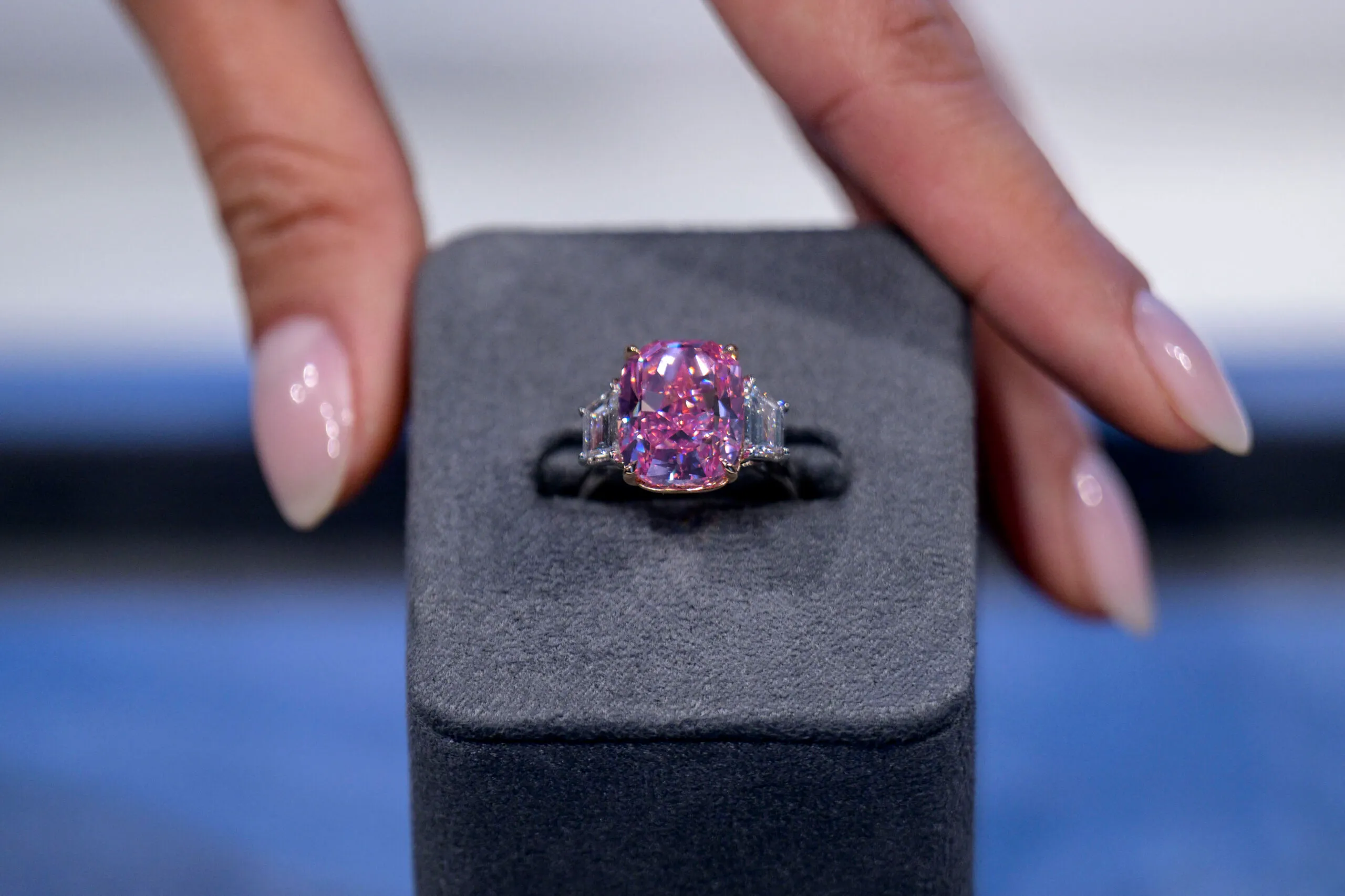 Subastan en Nueva York un raro diamante rosa estimado en 35 mdd