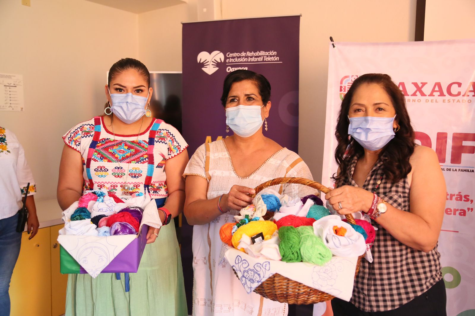 Entregan DIF Estatal y Beneficencia Pública sillas de ruedas para niñas y niños que acuden al CRIT Oaxaca