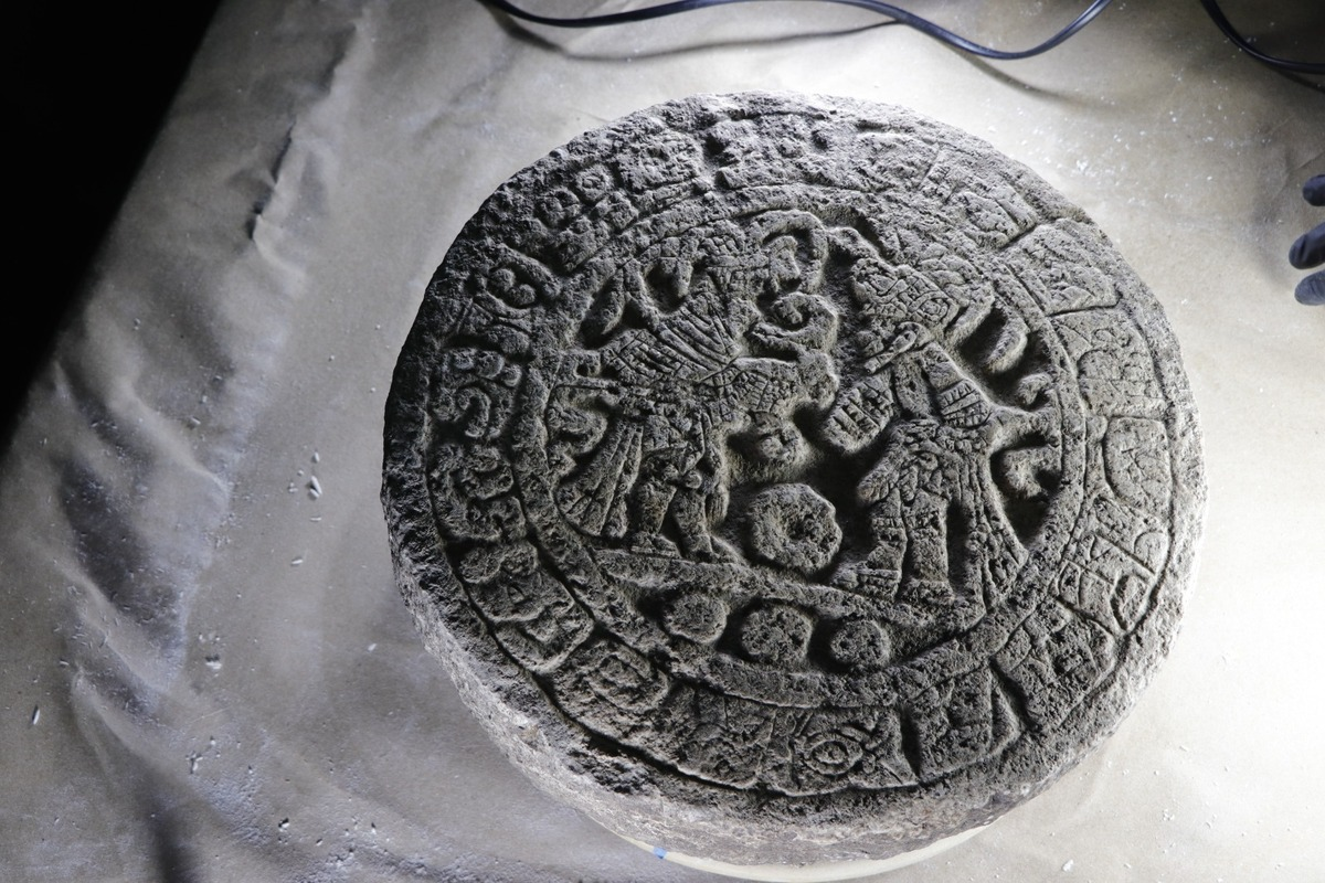 Hallan marcador de Juego de Pelota con texto jeroglífico maya en Chichén Itzá
