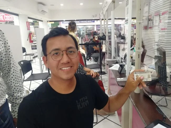 INE entrega primera credencial de elector a persona no binaria en Yucatán
