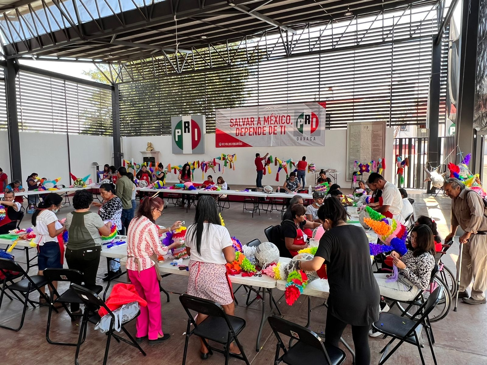 Elaboran “Piñatas con Causa” en el PRI estatal;serán regaladas en el marco del Día del Niño