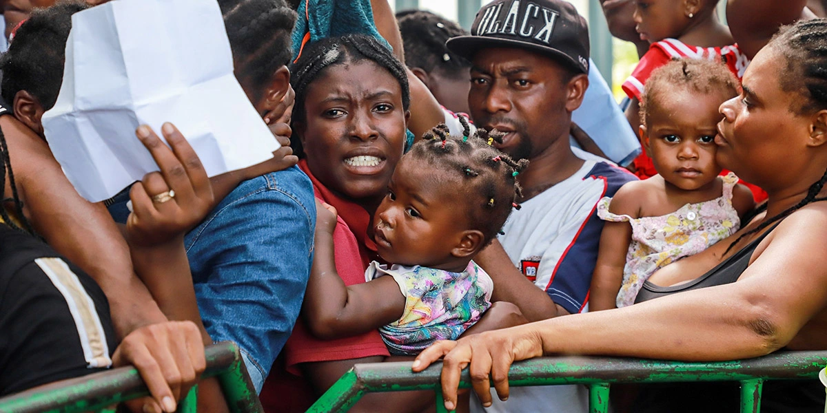 Regresan migrantes haitianos a Plaza Giordano Bruno