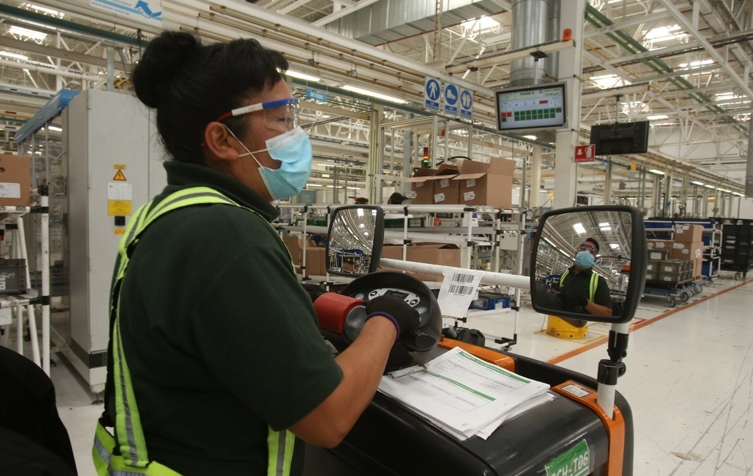 Reducción de la semana laboral de 6 a 5 días, en septiembre: Morena