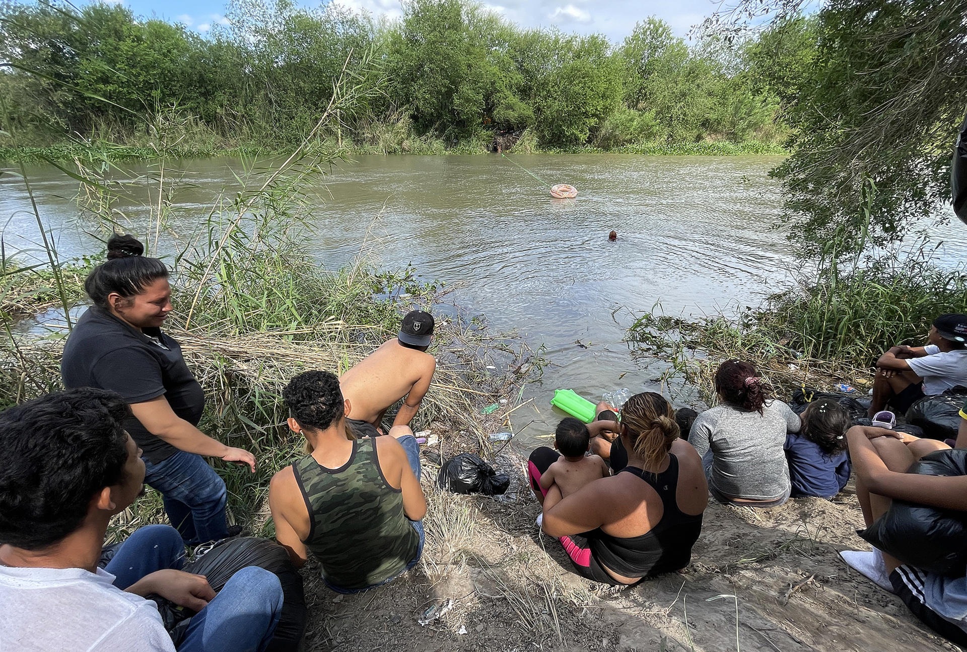 Decenas de migrantes se aglutinan en el Río Bravo para intentar cruzar a EU