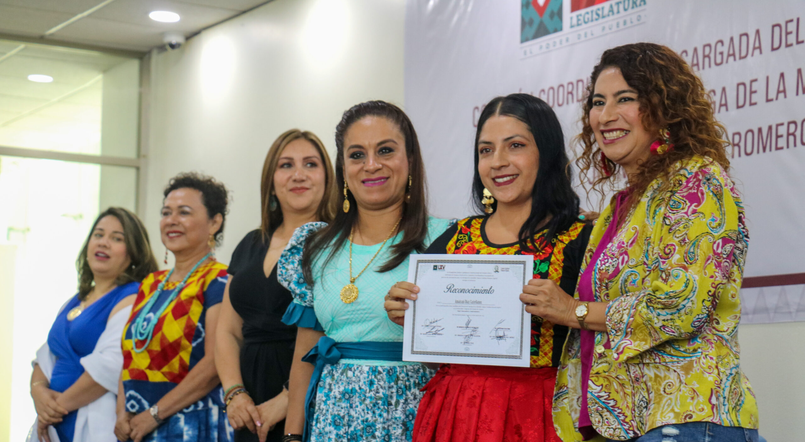 Congreso reconoce a 18 mujeres que participaron en el proceso para entrega de la medalla “Juana Catalina Romero Egaña”