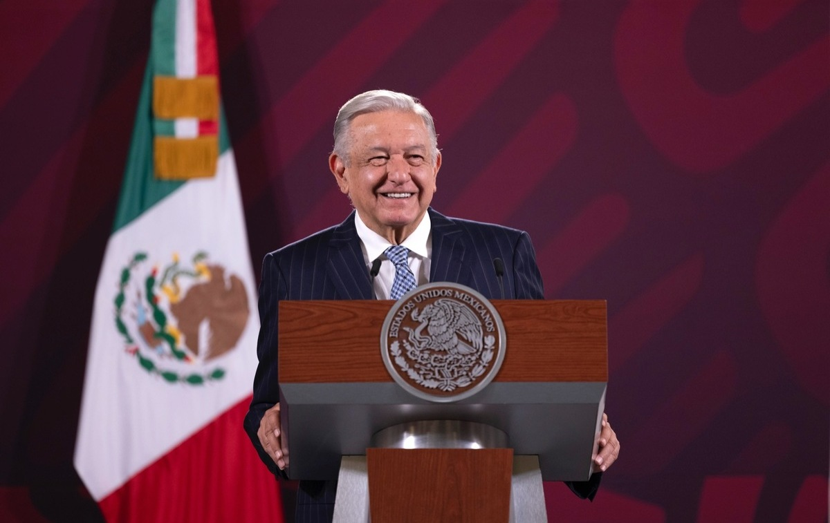 Salario de maestros aumentará un 8.2%, anuncia AMLO