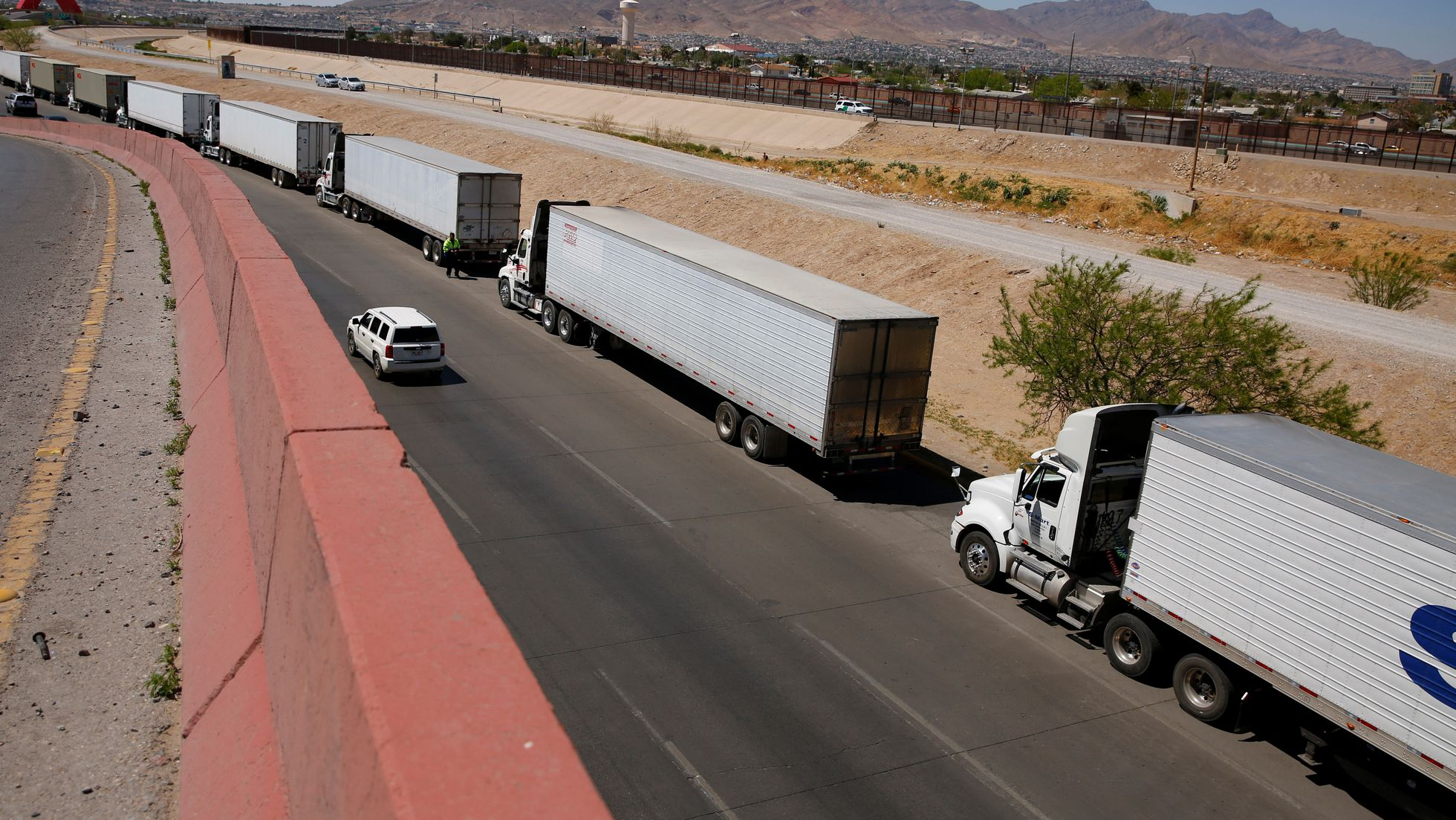 México se queja en el T-MEC por trabas de Texas en la frontera