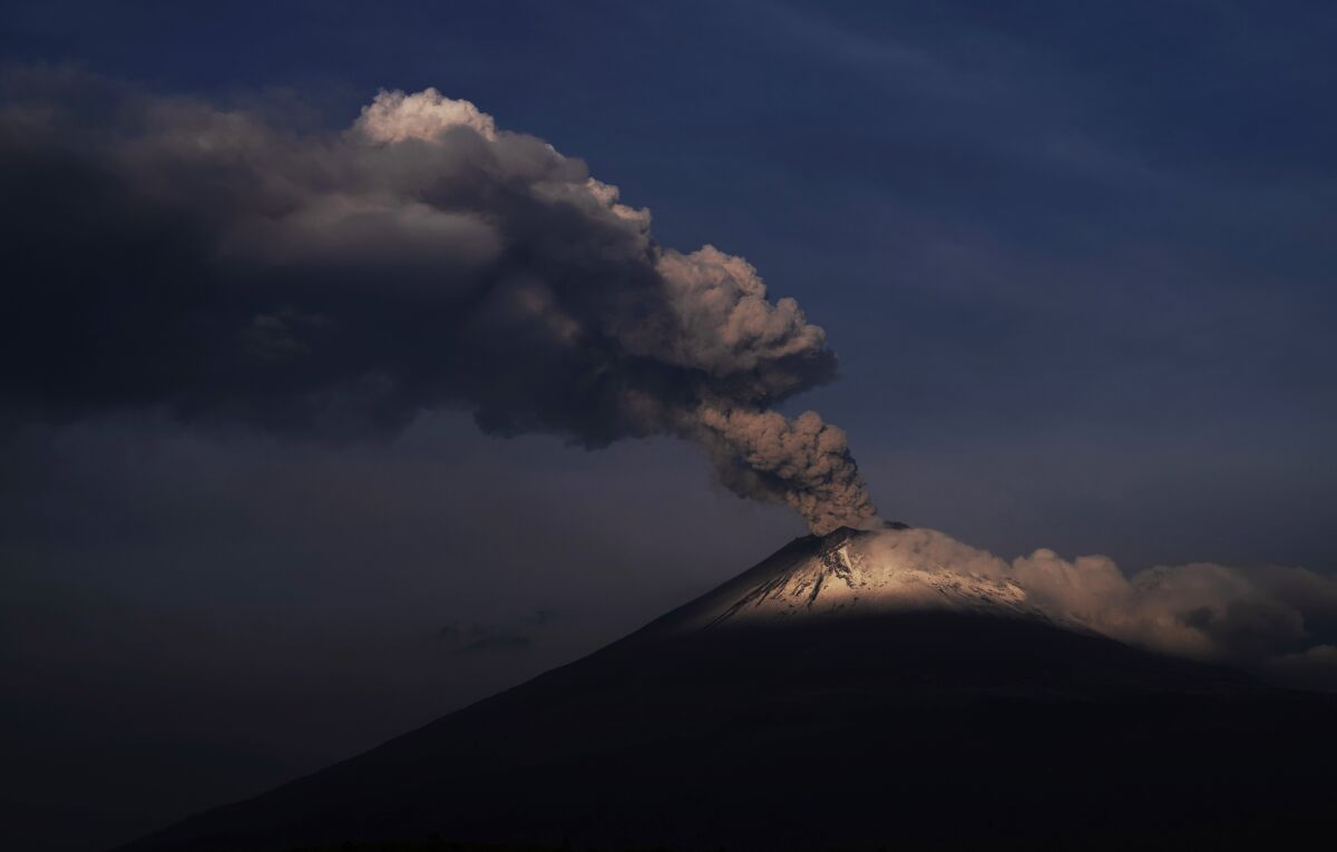 Ceniza del Popocatépetl arruina la mitad de cultivos