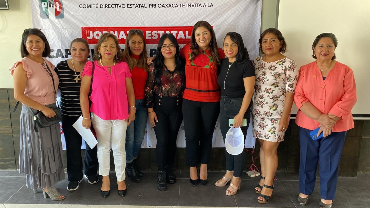 Mujeres mixtecas leales y comprometidas con el tricolor