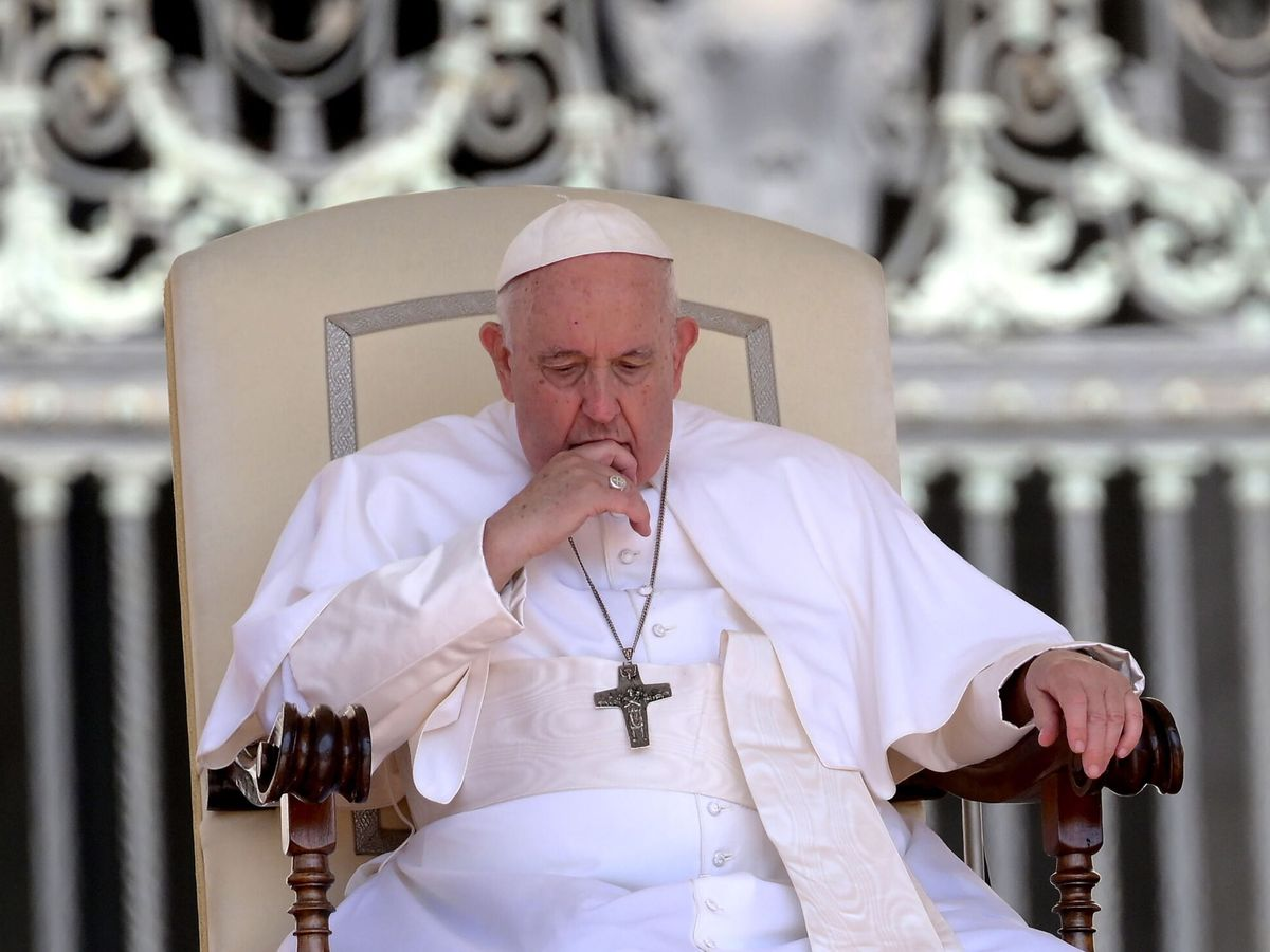 Hospitalizan al papa Francisco para una operación de urgencia