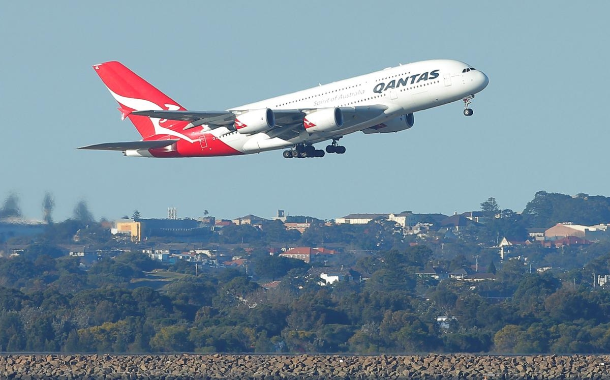 Aerolínea australiana Qantas permitirá a azafatas ir sin tacones ni maquillaje