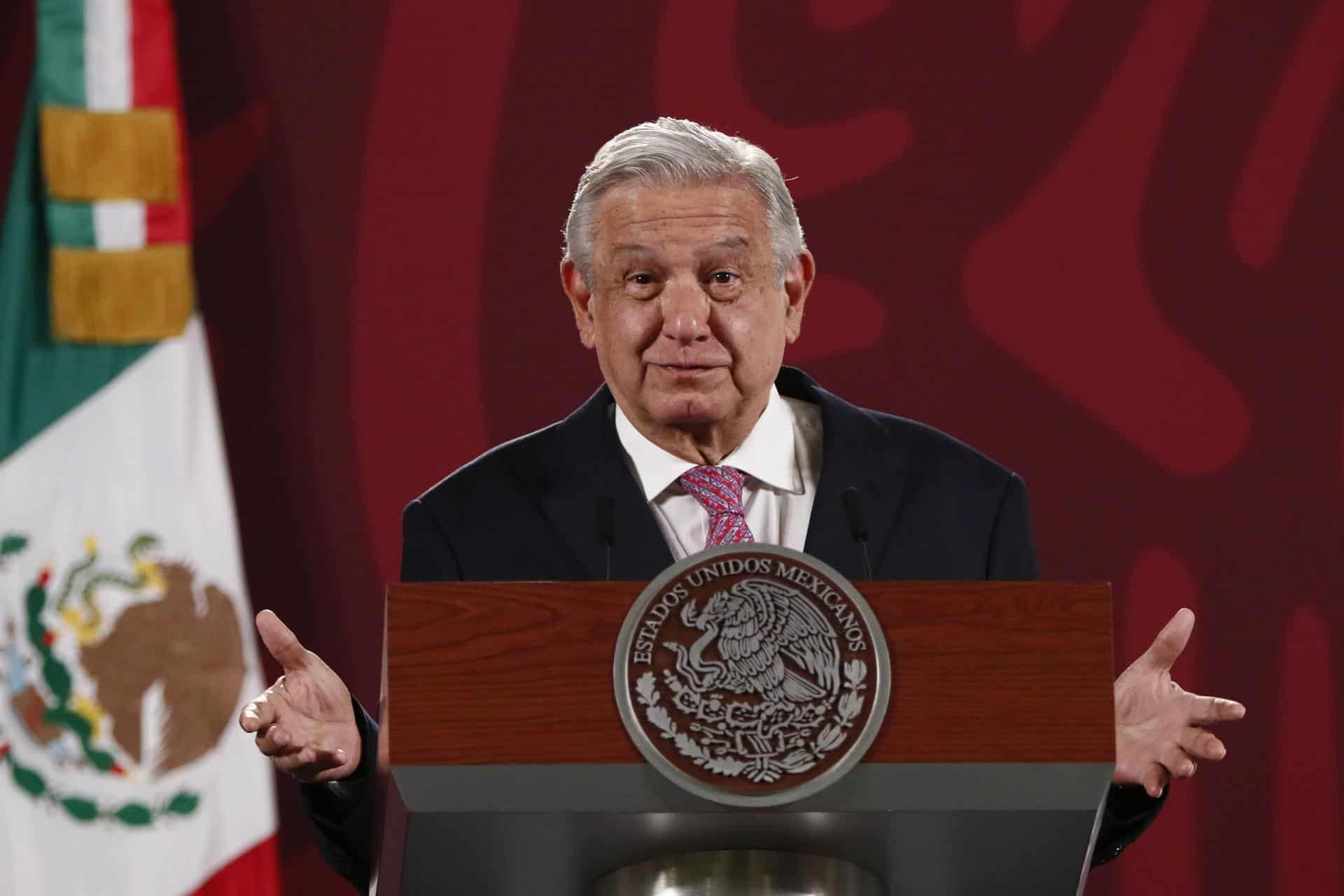 AMLO acusa de hipócrita y mentiroso a Fox por adjudicarse pensión a adultos mayores.