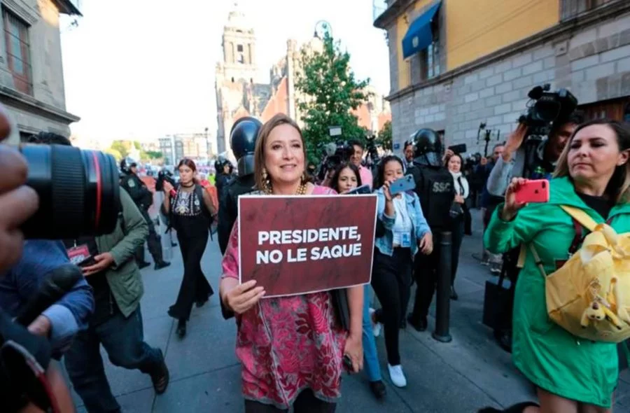 “Me tuvo miedo”: Xóchitl Gálvez intenta ingresar a La Mañanera en medio de trifulca; le niegan acceso