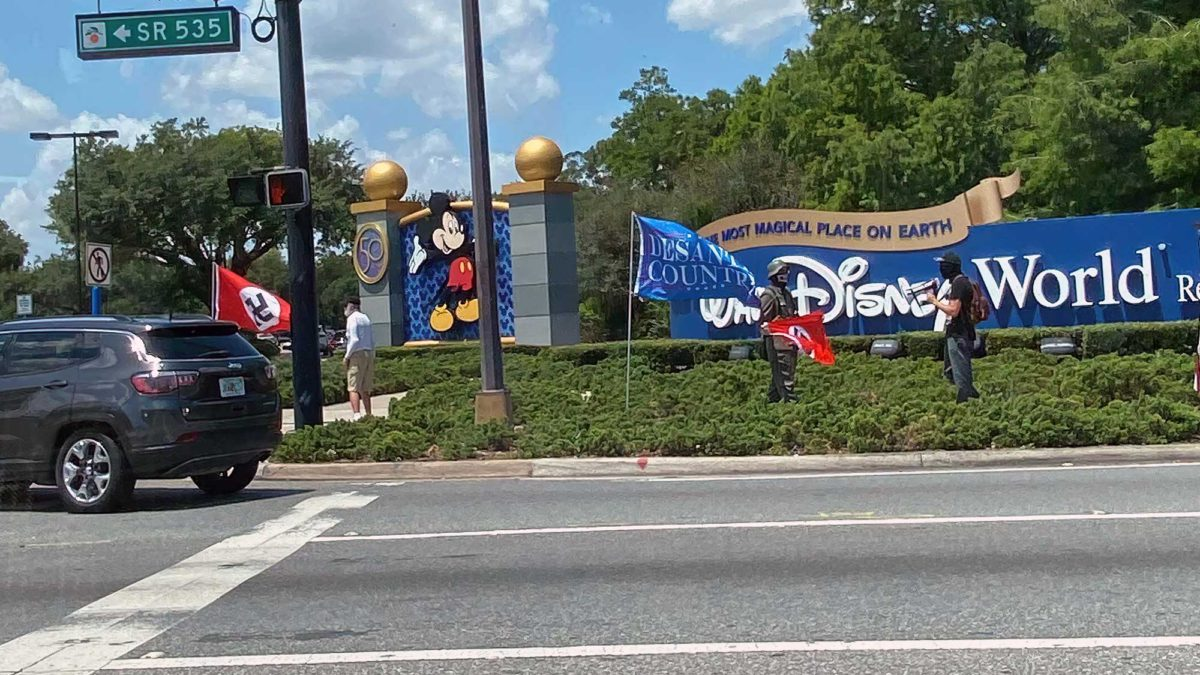 Ondean banderas nazis afuera de Disney World en apoyo a Ron DeSantis