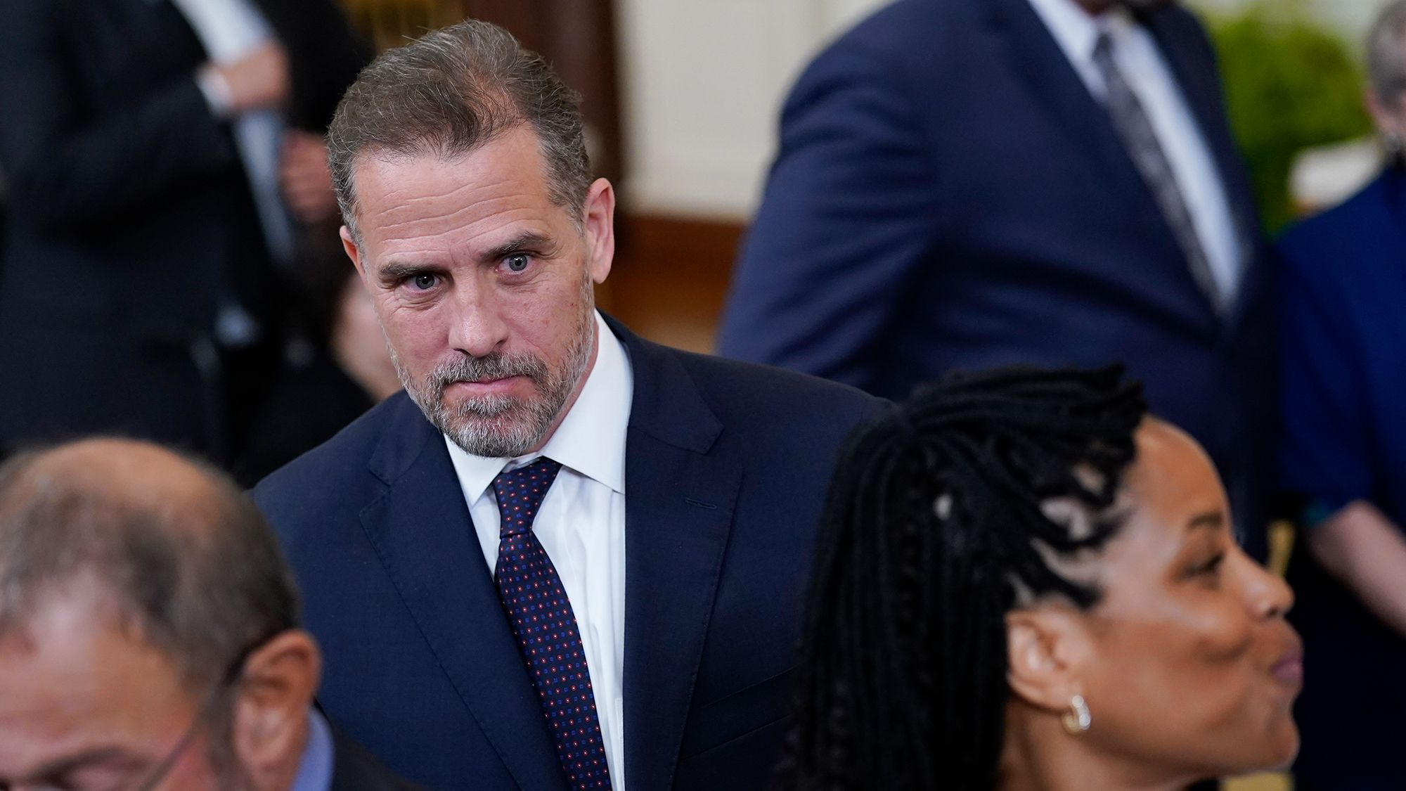 Acusan a hijo de Joe Biden de evasión fiscal y posesión de armas; se declara culpable