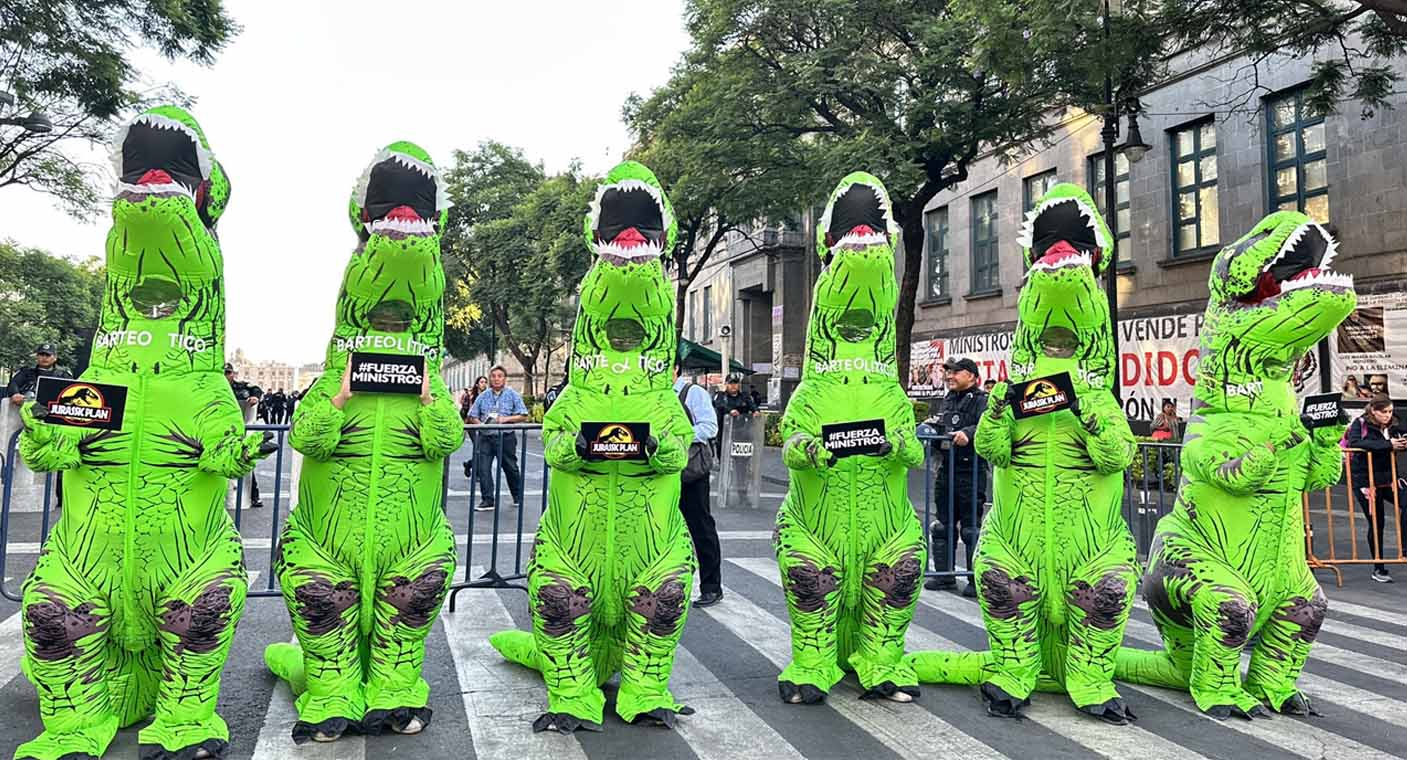 Dinosaurios protestan en la Corte contra el ‘Plan B’ electoral; Xóchitl Gálvez los apoya