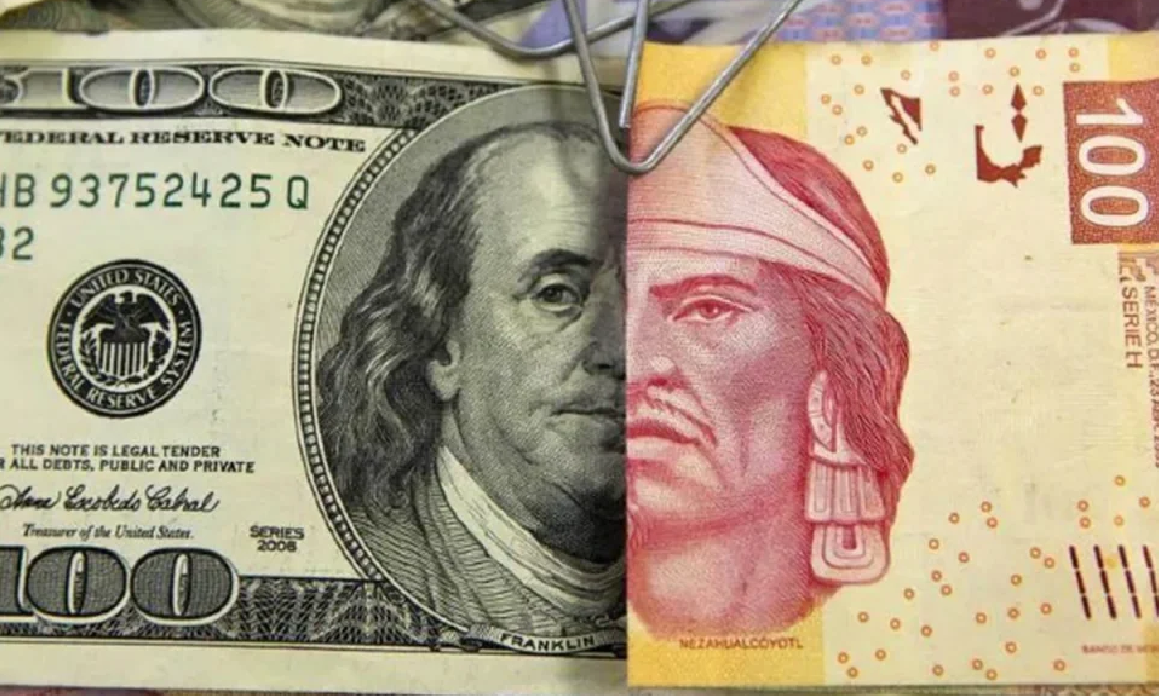 Peso cotiza en menos de $17 por billete verde por primera vez desde 2015.