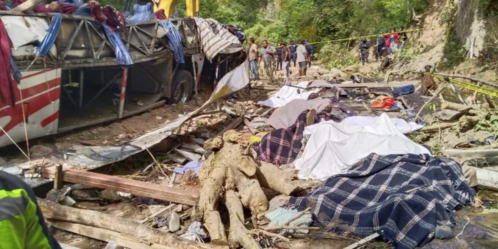Autobús de pasajeros vuelca y cae a barranco en Oaxaca; reportan al menos 27 muertos