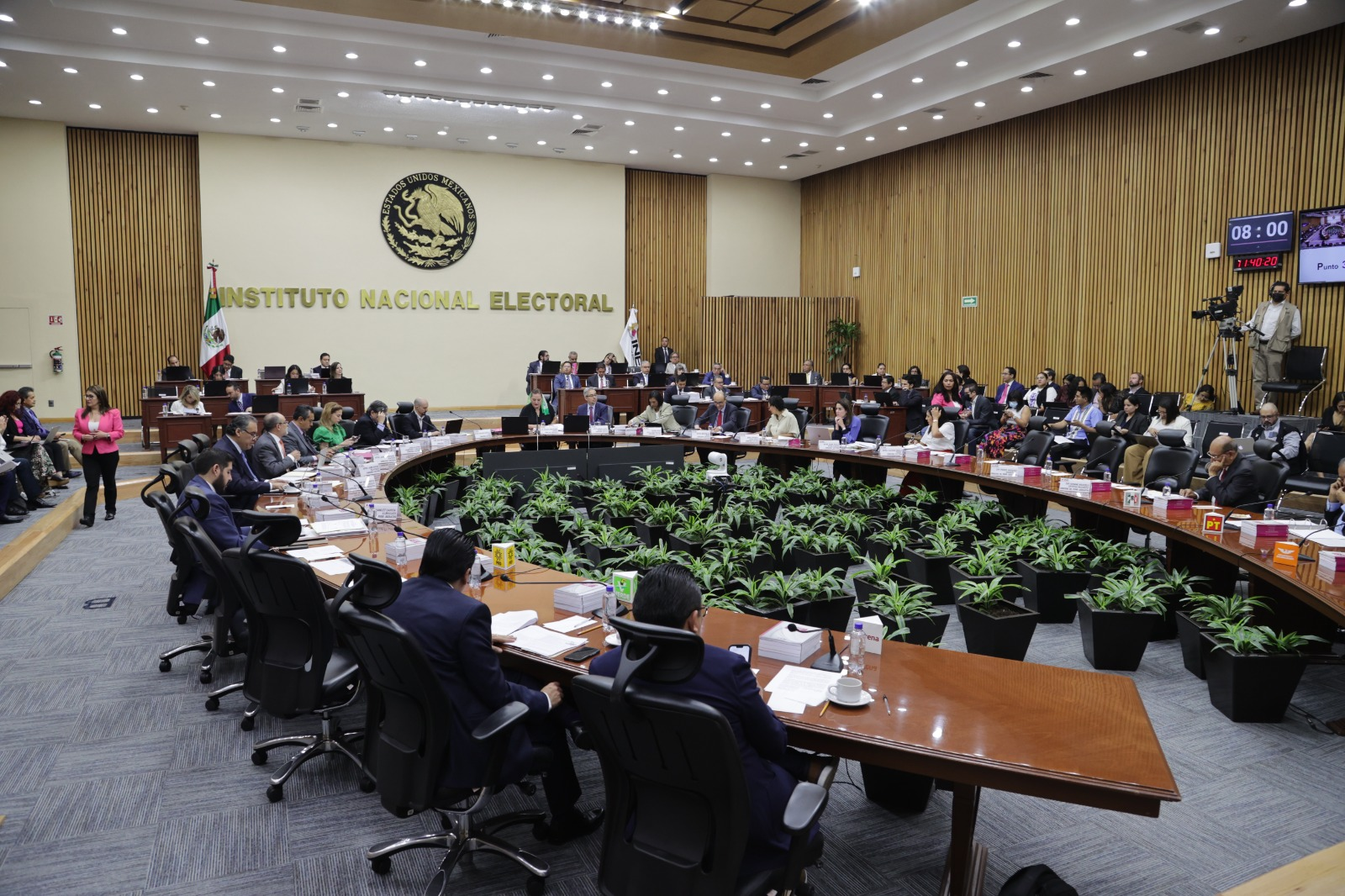 En límite de plazo, INE emite lineamientos para promoción de aspirantes presidenciales