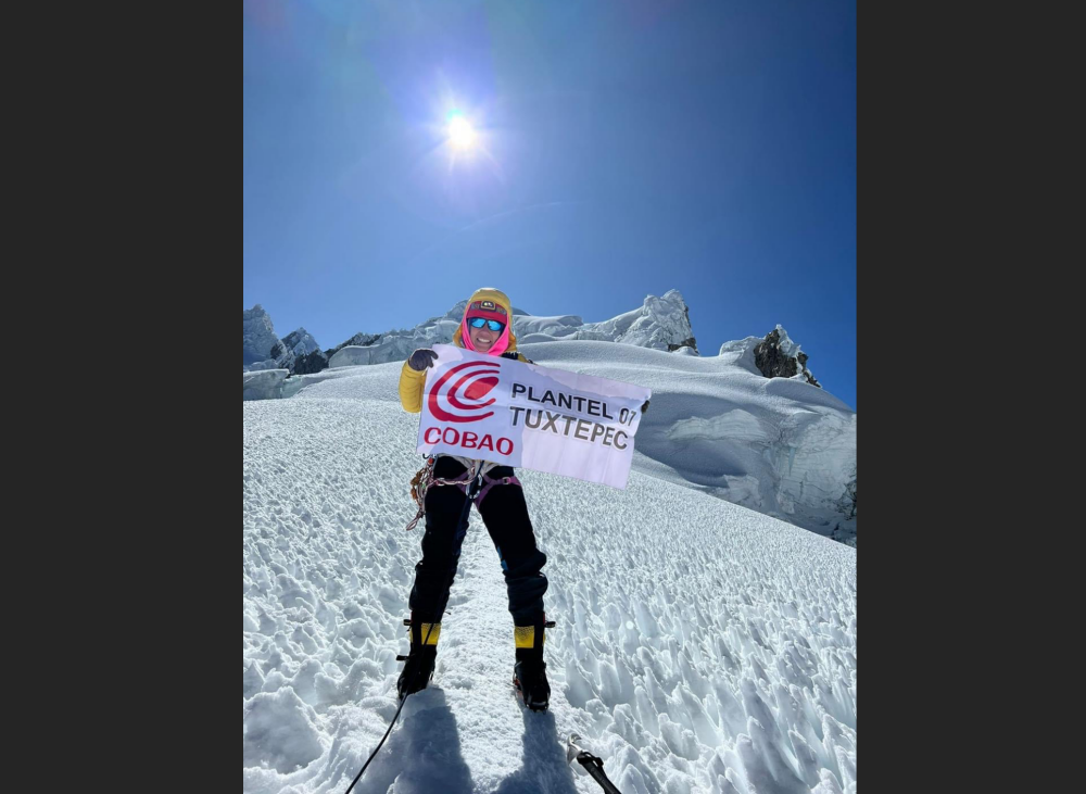 Estudiante oaxaqueña lleva bandera de Cobao 07 TUXTEPEC a nevado en Perú