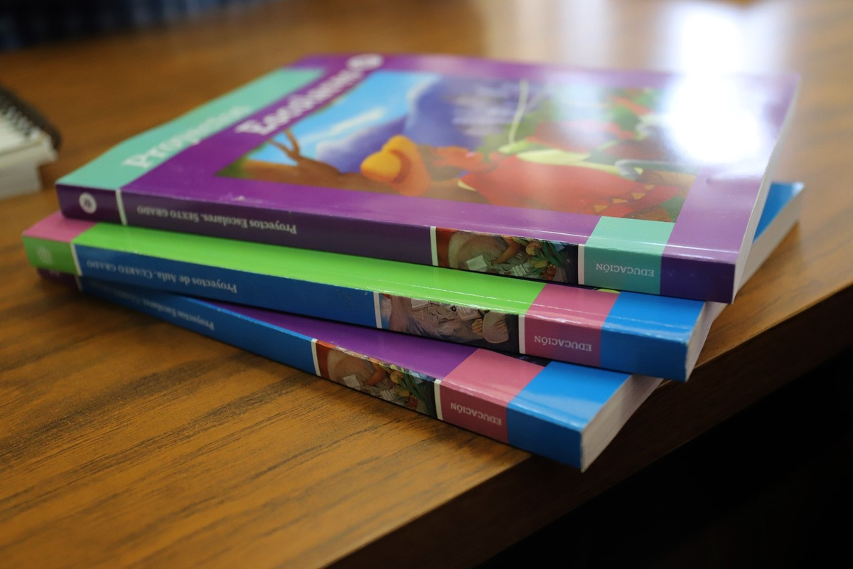 Libros de texto gratuito cuenta con más de 40 errores en su contenido: expertos