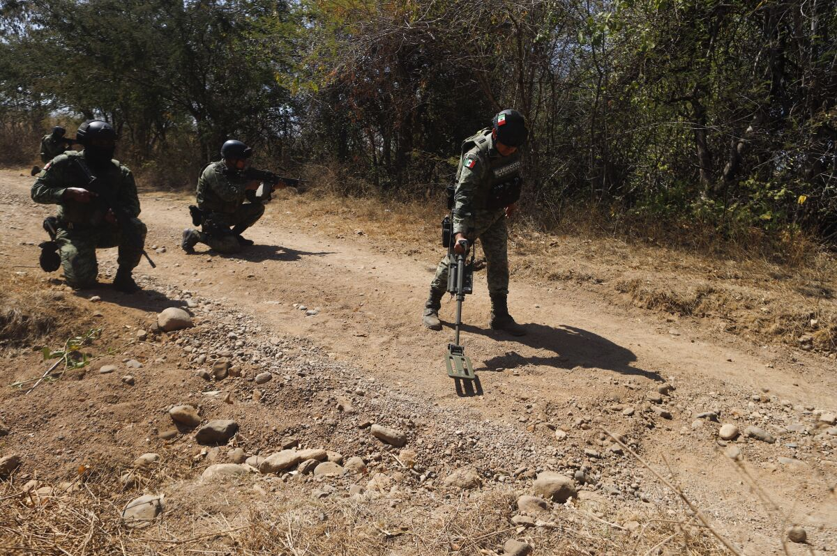 Sedena desactiva 2 mil 241 minas “sembradas” por el crimen en 17 estados.