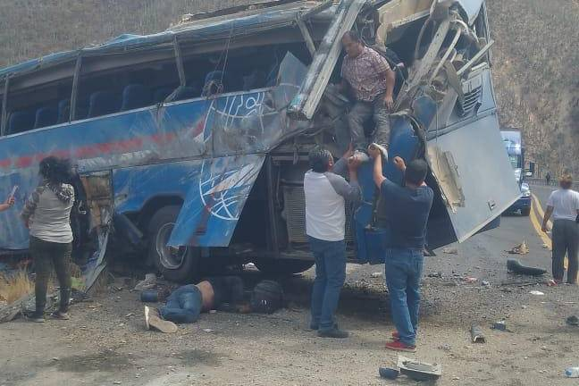 Autobús con migrantes choca contra tráiler en la Tehuacán-Oaxaca; hay 15 muertos y 36 heridos.