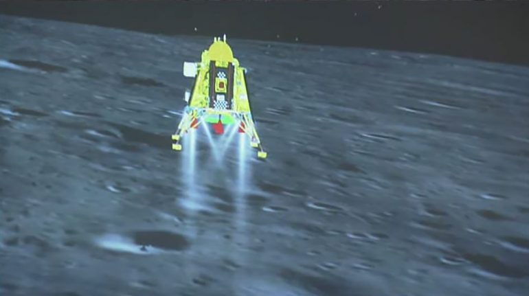 India llega a la Luna; nave aluniza en región del satélite nunca antes explorada