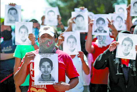 El lunes se dará respuesta a pliego petitorio de padres de los normalistas de Ayotzinapa: AMLO