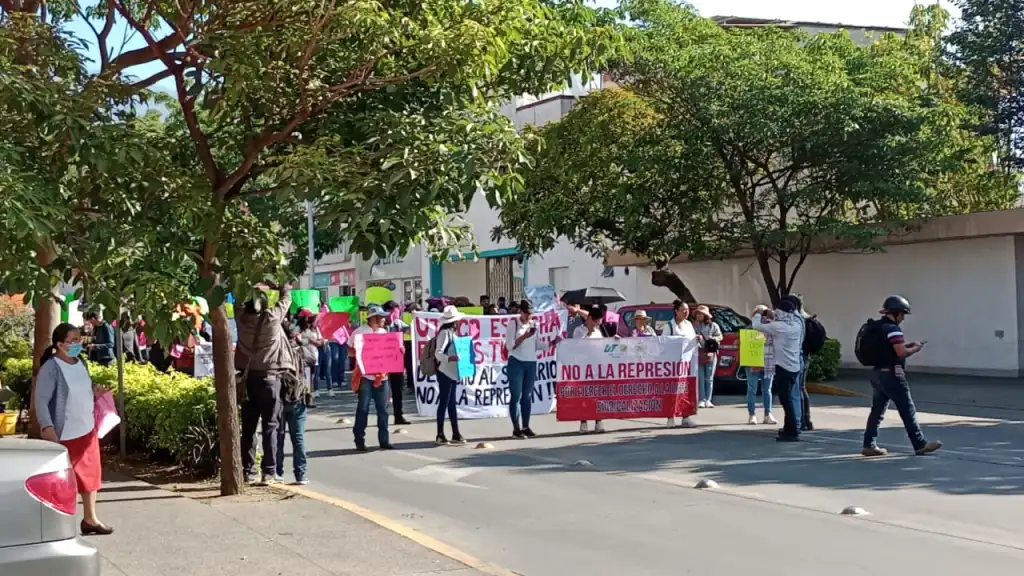 Marcha UTVCO para exigir renuncia de Rectora.