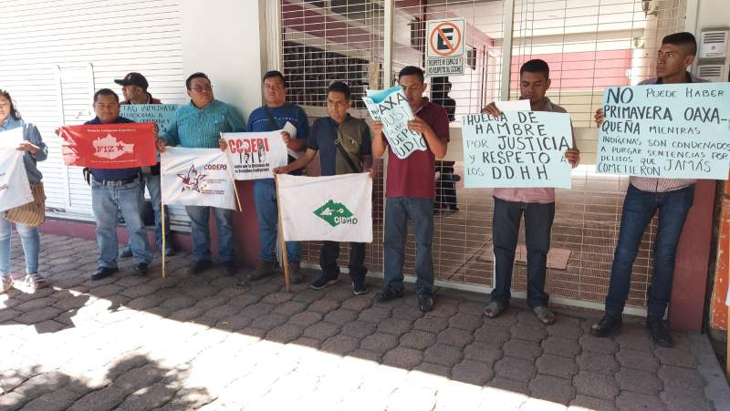 Integrantes de organización indígena se declaran en huelga de hambre frente al Consejo de la Judicatura de Oaxaca.