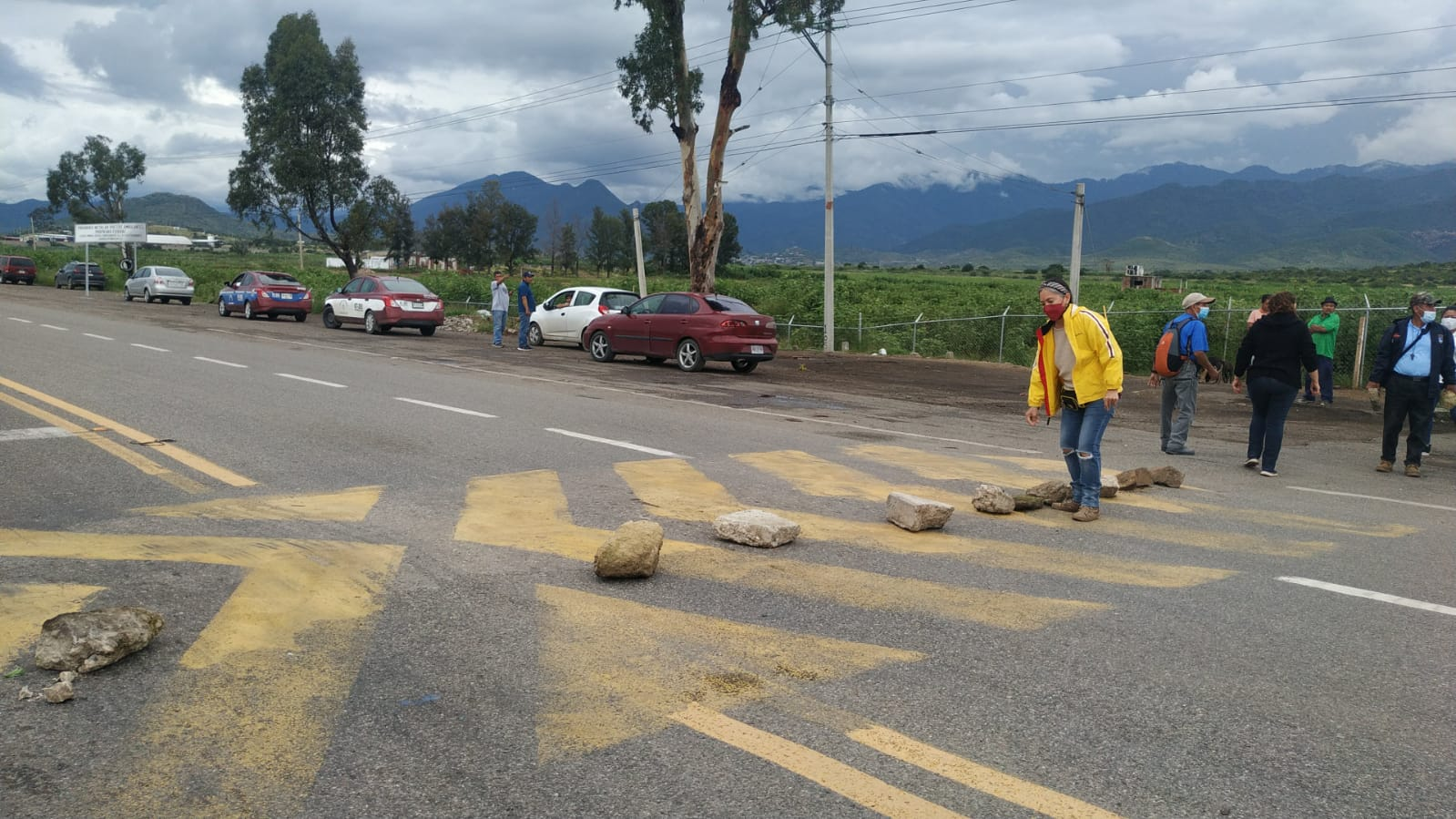 Permanece bloqueo carretero en el fraccionamiento Rancho Valle del Lago.