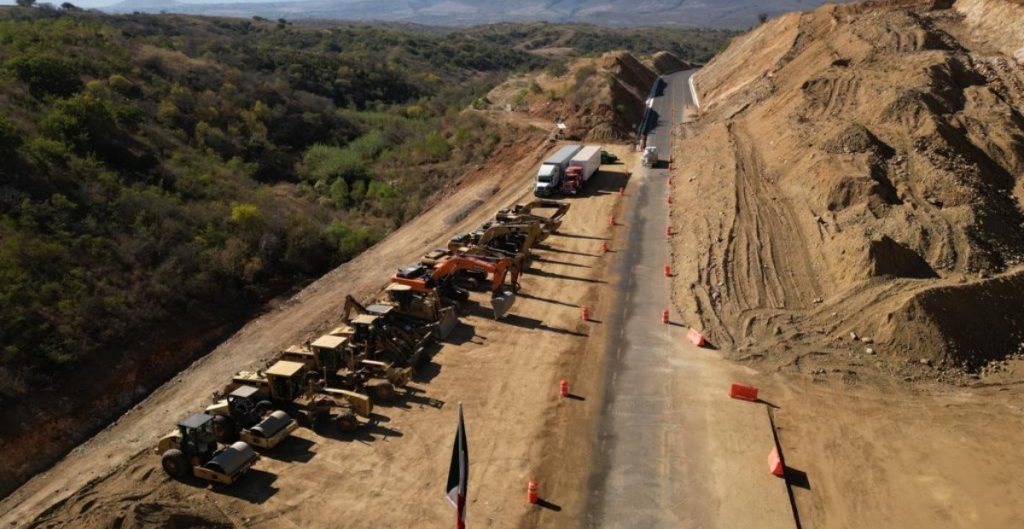 Autopista Oaxaca-Puerto Escondido estará terminada este año: AMLO