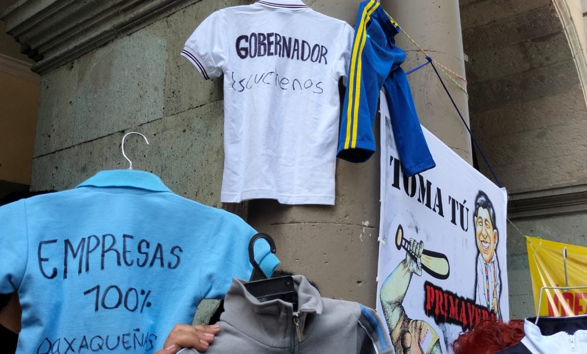 Protestan proveedores de uniformes escolares en Oaxaca.