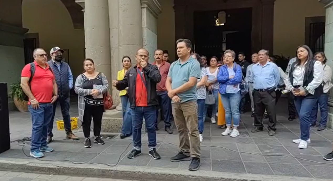 Proveedores de uniformes se manifiestaron por falta de trabajo por parte del Gobierno de oaxaca.