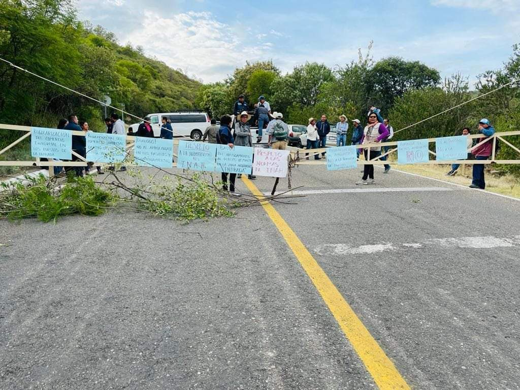 Vendedores ambulantes bloquean el acceso a la zona arqueológica de Monte Albán.