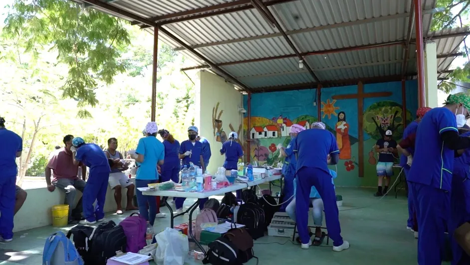 Estudiantes universitarios de Oaxaca brindan asistencia médica a migrantes en albergue